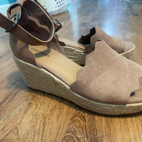 Maurice’s Wedge Sandals - Picture 2 of 7